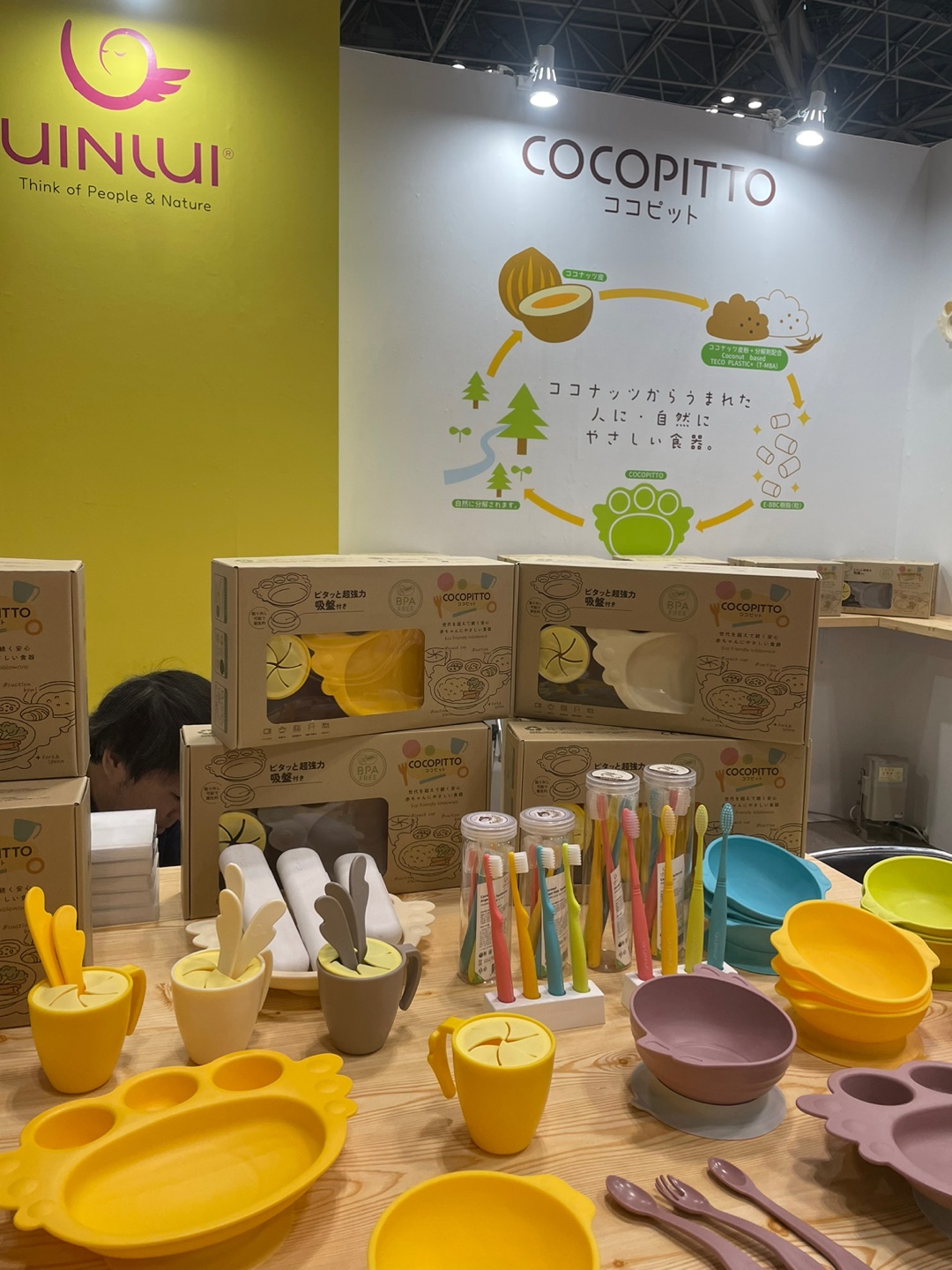 2024 도쿄 기프트쇼 COCOPITTO 부스의 일본어 패키지와 제품 진열